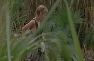 Shemale Camilla Jolie masturbiert mit Cumshot über geile reife tube wunderbares Bett